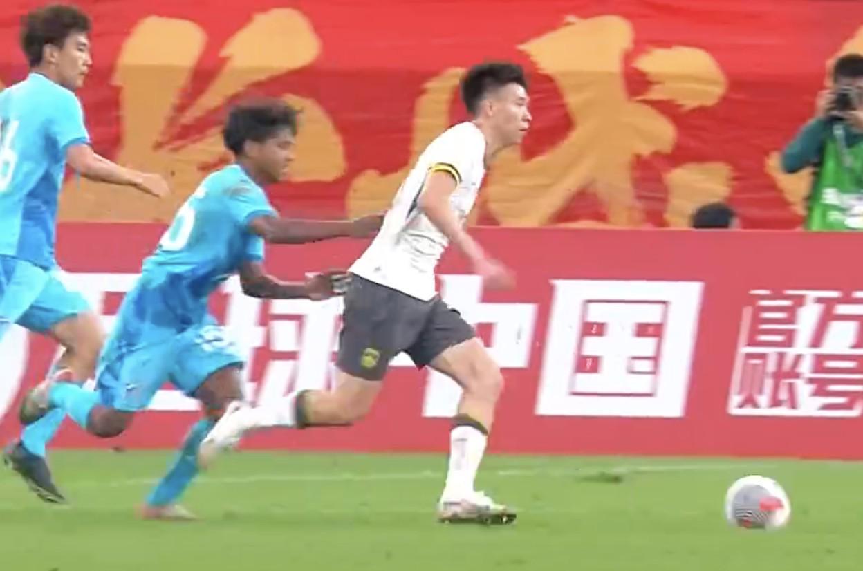热议U22男足10球大胜：王钰栋高一档真大腿，踢个北马慌锤子