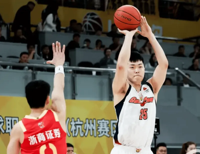 张皓嘉出战19分钟，三分3中0得到1分、正负值-9全队最低